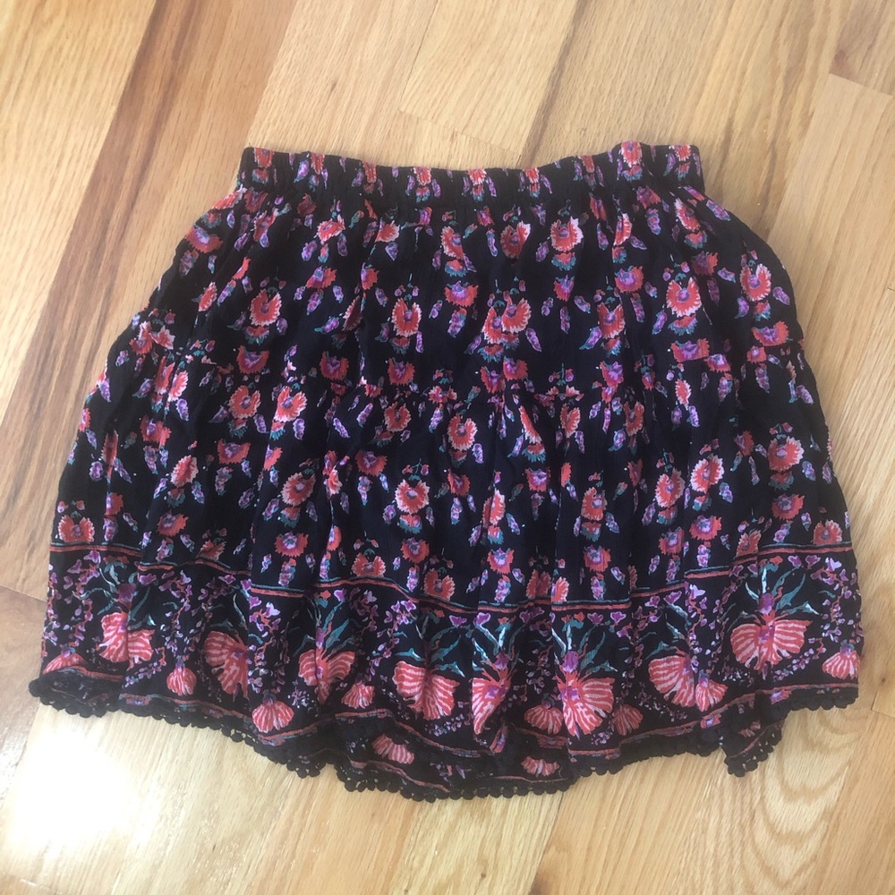 ⭐️ Boho Black and red mini skirt